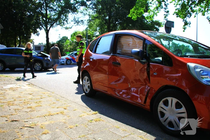 Auto knalt in portier van medeweggebruiker