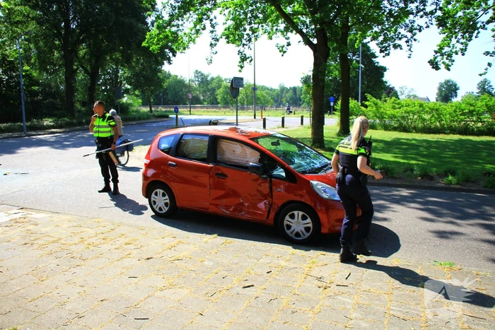 Auto knalt in portier van medeweggebruiker