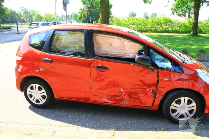 Auto knalt in portier van medeweggebruiker