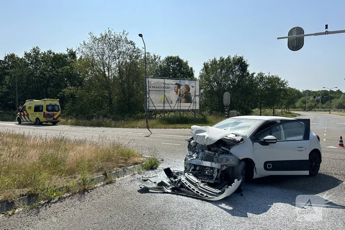 Automobiliste rijdt door rood licht en botst op bezorgbakwagen