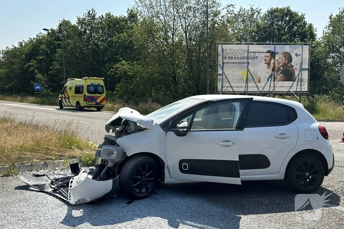 Automobiliste rijdt door rood licht en botst op bezorgbakwagen