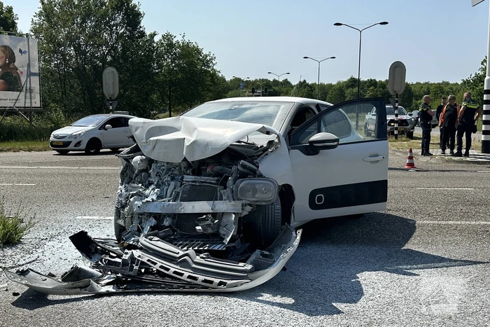 Automobiliste rijdt door rood licht en botst op bezorgbakwagen