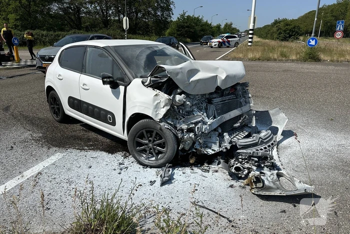 Automobiliste rijdt door rood licht en botst op bezorgbakwagen