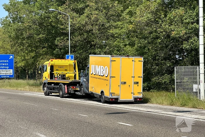 Automobiliste rijdt door rood licht en botst op bezorgbakwagen