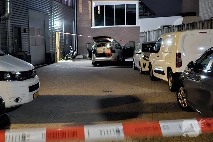 Gewonde persoon aangetroffen bij buitendeur