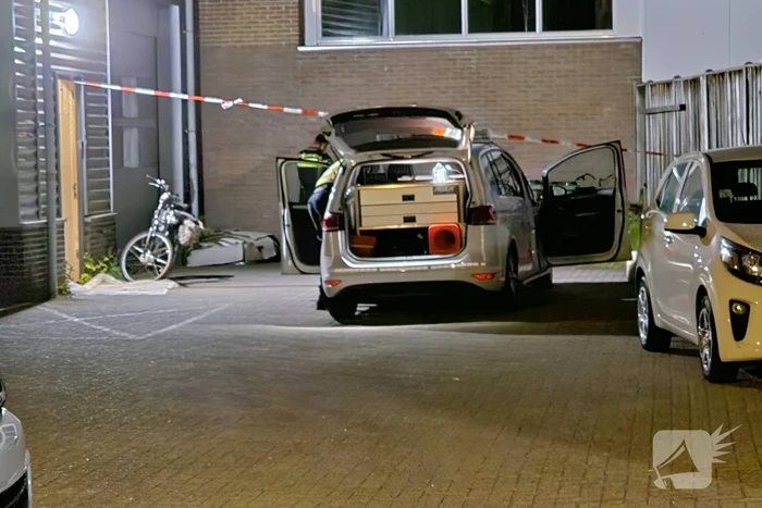 Gewonde persoon aangetroffen bij buitendeur