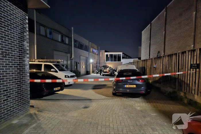 Gewonde persoon aangetroffen bij buitendeur