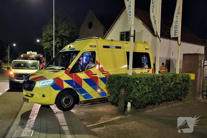 Gewonde persoon aangetroffen bij buitendeur