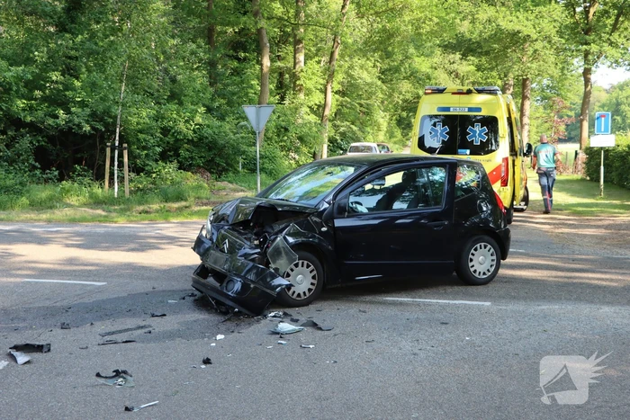 Veel schade bij frontale aanrijding
