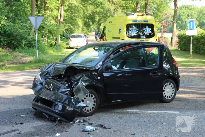 Veel schade bij frontale aanrijding