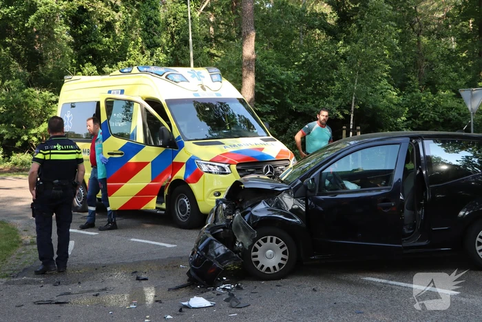 Veel schade bij frontale aanrijding