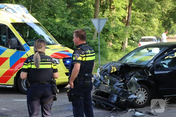 Veel schade bij frontale aanrijding