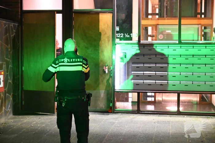 Scooterrijders slaan op de vlucht na explosie bij flat