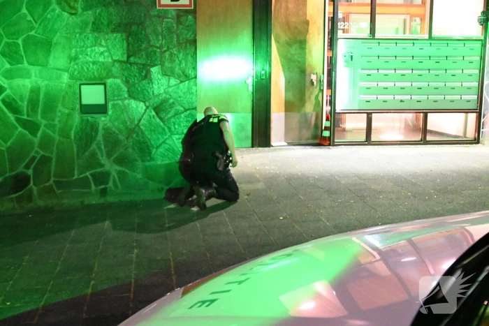 Scooterrijders slaan op de vlucht na explosie bij flat
