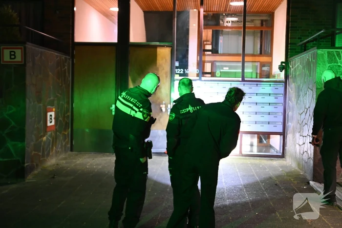 Scooterrijders slaan op de vlucht na explosie bij flat