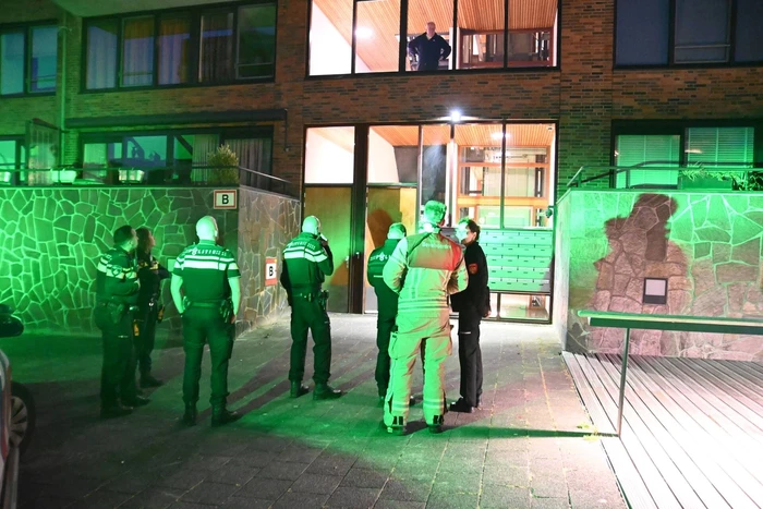 Scooterrijders slaan op de vlucht na explosie bij flat