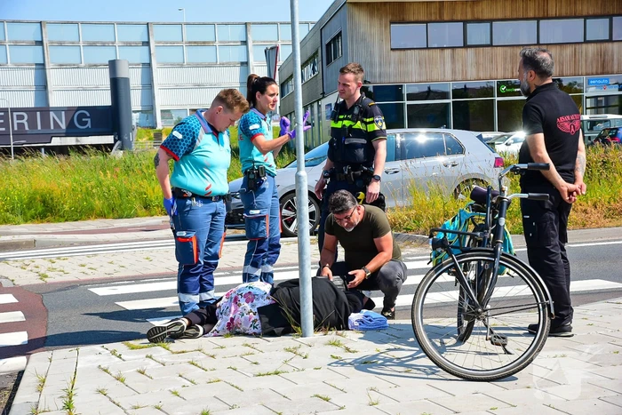 Omstanders bieden eerste hulp na fietsongeval