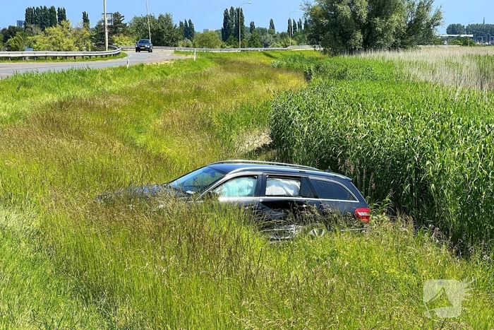 Auto raakt van dijk na heftige botsing