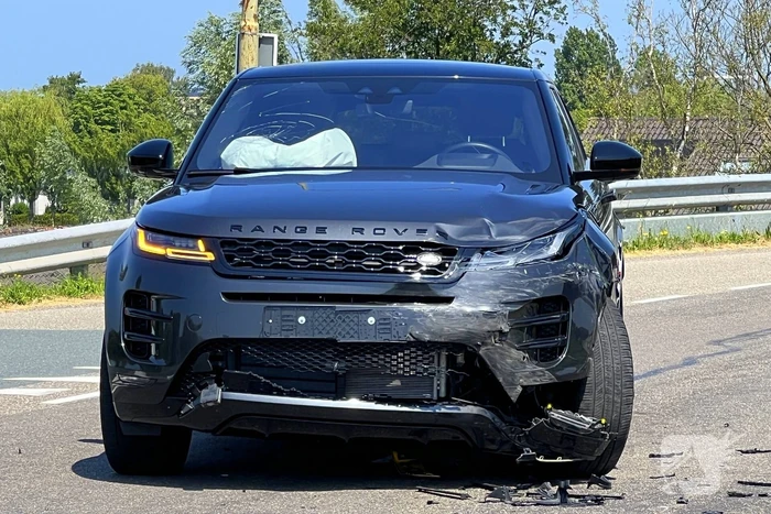 Auto raakt van dijk na heftige botsing