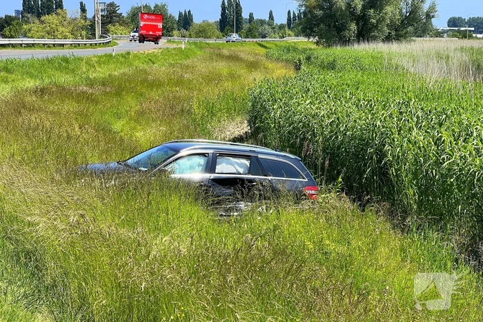 Auto raakt van dijk na heftige botsing