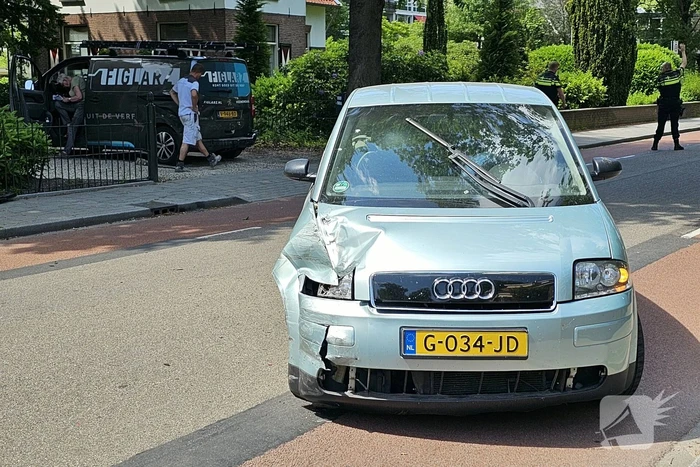 Automobilist veroorzaakt botsing met achteruitrijdende bestelbus