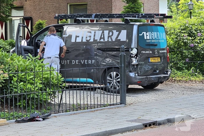 Automobilist veroorzaakt botsing met achteruitrijdende bestelbus