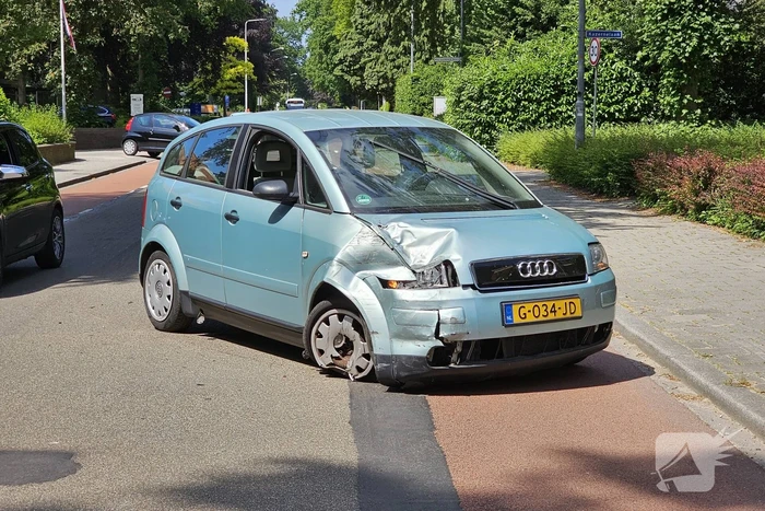 Automobilist veroorzaakt botsing met achteruitrijdende bestelbus