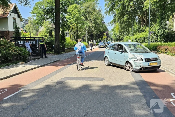 Automobilist veroorzaakt botsing met achteruitrijdende bestelbus