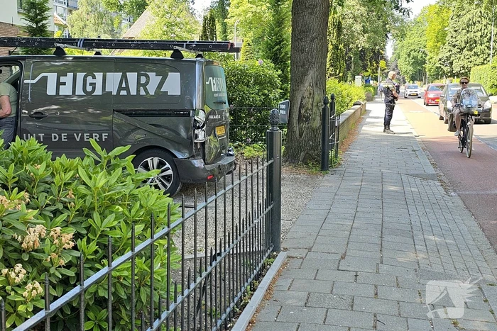 Automobilist veroorzaakt botsing met achteruitrijdende bestelbus