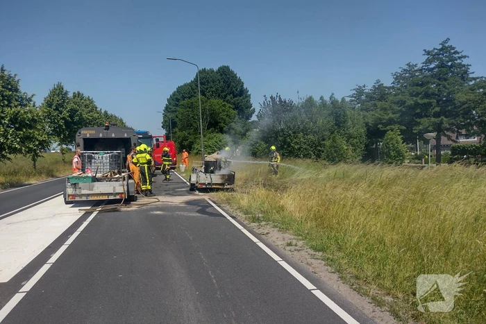 Bitumenketel op aanhanger vliegt in brand