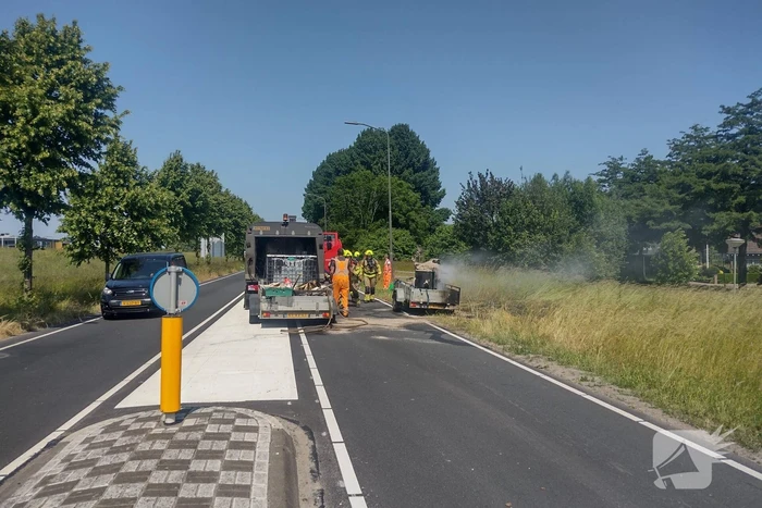 Bitumenketel op aanhanger vliegt in brand