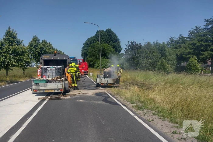 Bitumenketel op aanhanger vliegt in brand