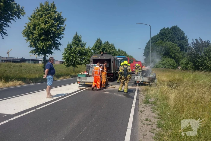 Bitumenketel op aanhanger vliegt in brand