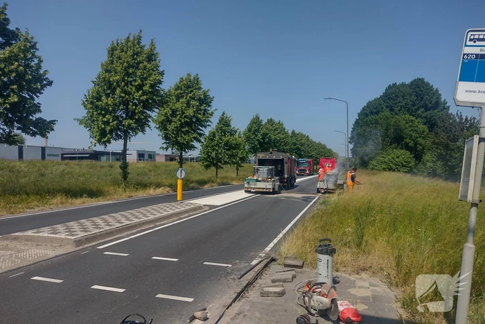 Bitumenketel op aanhanger vliegt in brand
