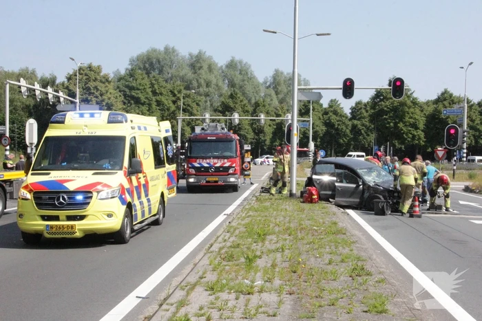Flinke schade na hevige botsing tussen twee auto's