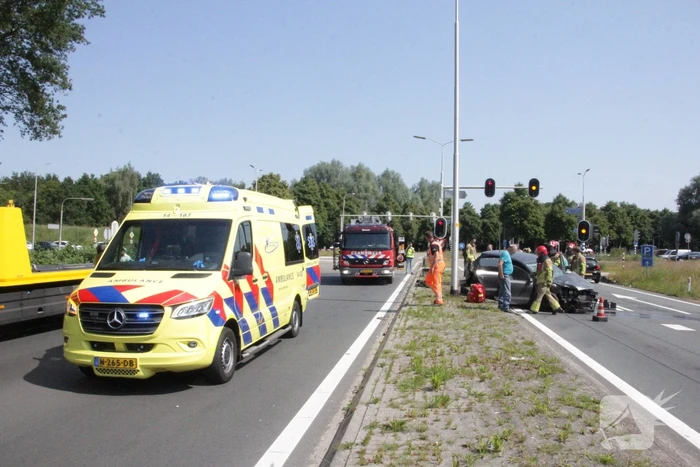 Flinke schade na hevige botsing tussen twee auto's