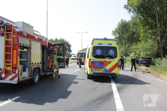 Flinke schade na hevige botsing tussen twee auto's