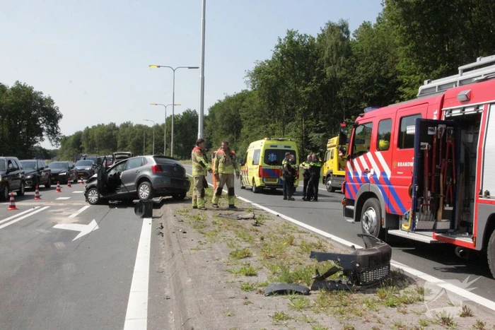 Flinke schade na hevige botsing tussen twee auto's