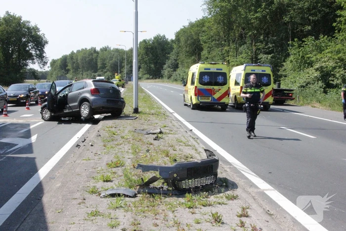 Flinke schade na hevige botsing tussen twee auto's