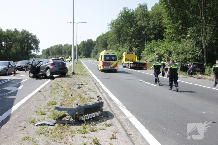 Flinke schade na hevige botsing tussen twee auto's