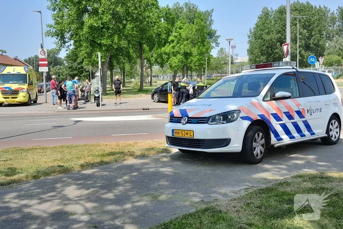 Auto en scooter botsen bij oversteekplaats
