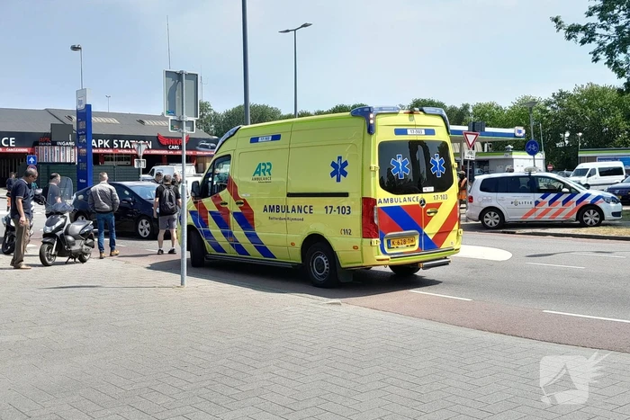 Auto en scooter botsen bij oversteekplaats