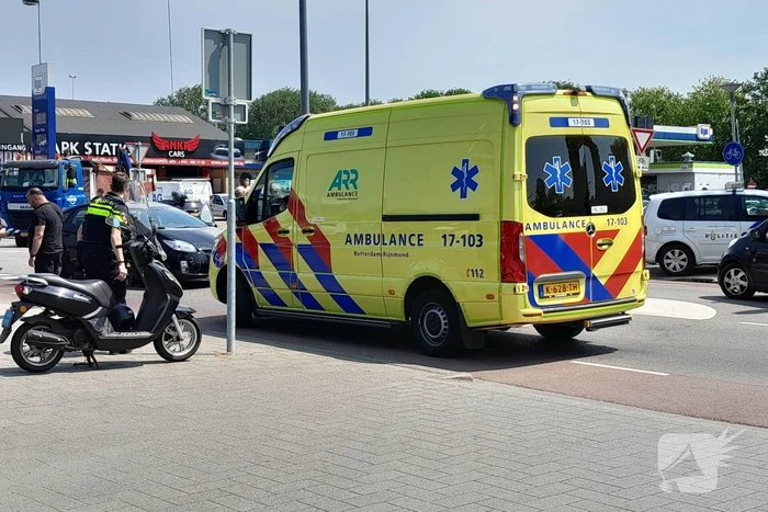 Auto en scooter botsen bij oversteekplaats