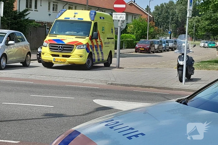 Auto en scooter botsen bij oversteekplaats