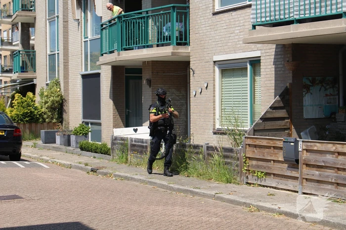 Politie doet inval in woning na vluchtende verdachte