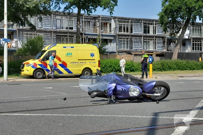 Auto en scooter botsen op elkaar