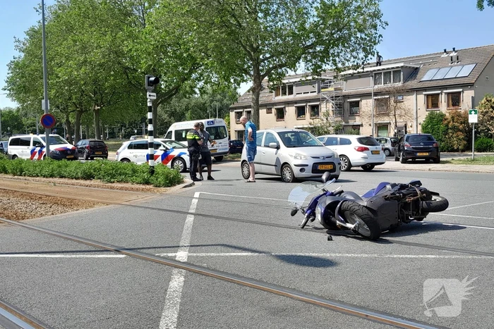 Auto en scooter botsen op elkaar