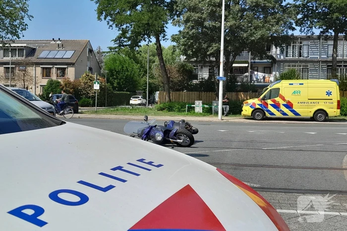 Auto en scooter botsen op elkaar