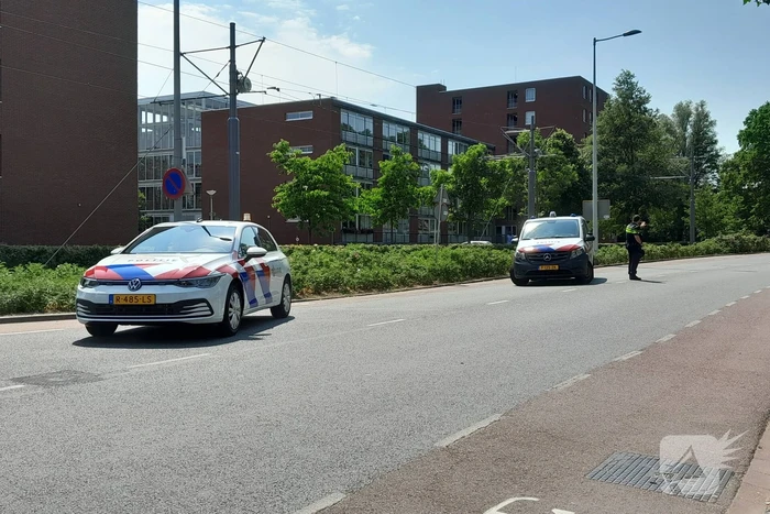 Auto en scooter botsen op elkaar