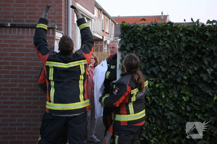 Brandweer ingezet voor gans op dak van schuur